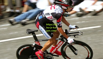 开云app：梵蒂冈上演历史性会晤！教皇利奥十四世私人接见那不勒斯代表团，德劳伦蒂斯赠教皇专属10号球衣引爆足坛